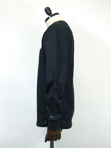 1PIU1UGUALE3 RELAX　(ウノピュウノウグァーレトレリラックス)ボアロゴ刺繍ロングスリーブカットソー(黒)　UST-23060-BK